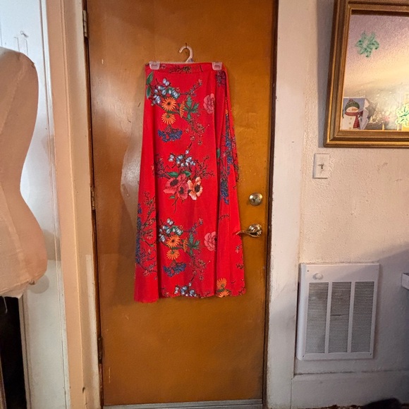 Lulus wrap maxi skirt.   Medium. Red floral - Picture 3 of 7